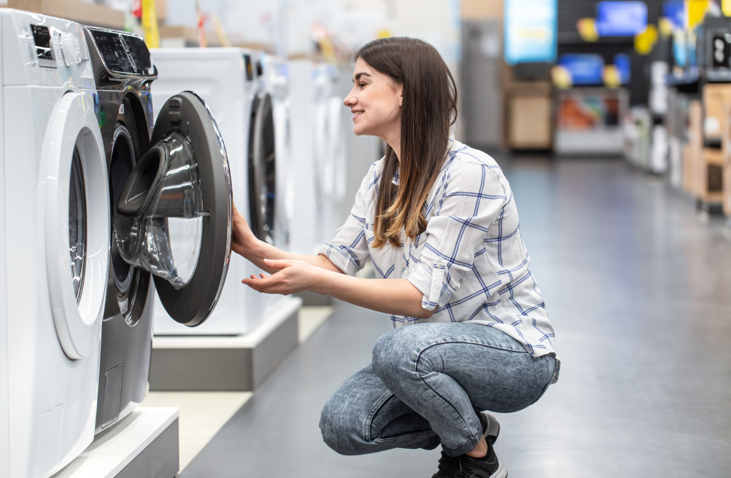 mujer comprando lavarropas de alta gama