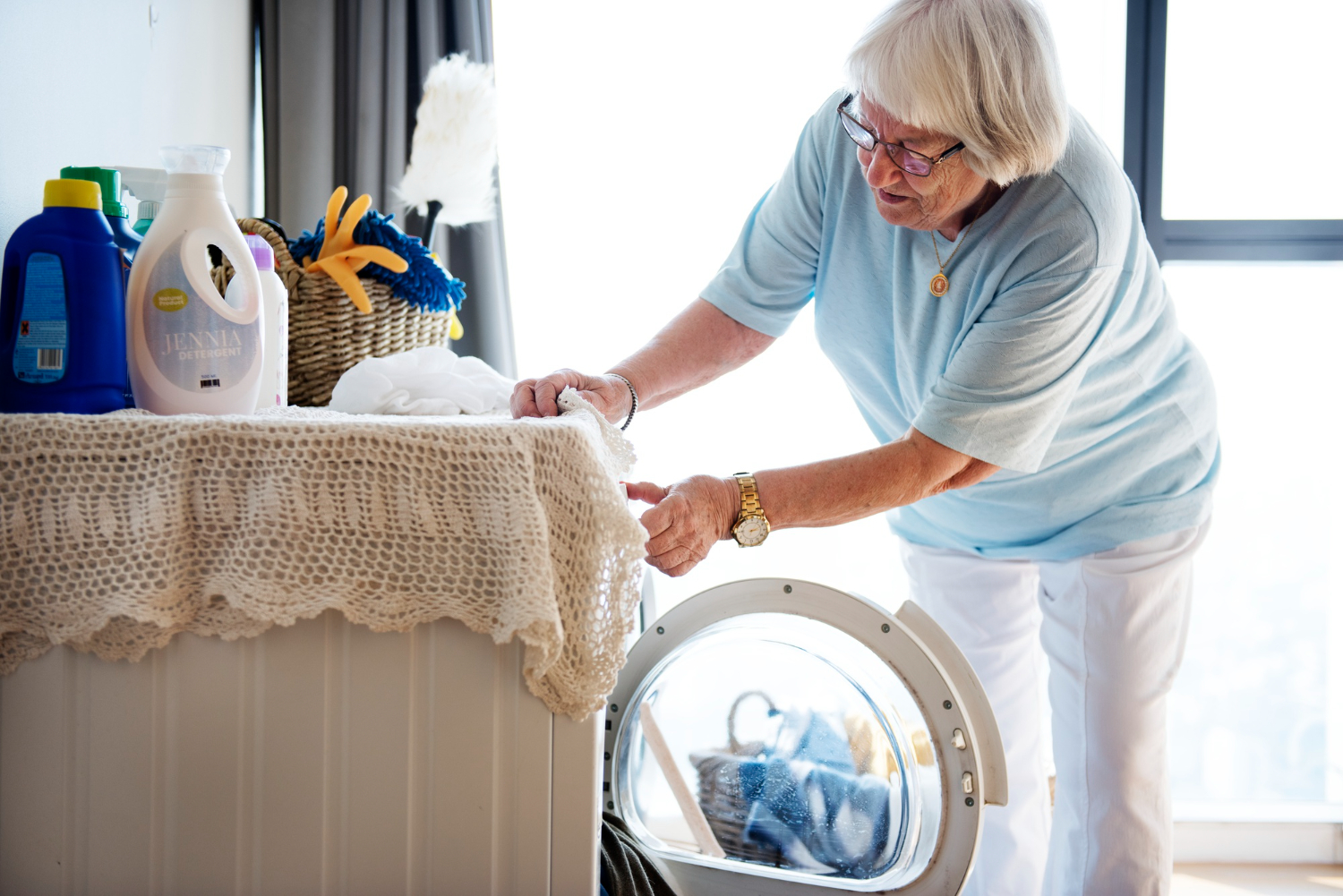 mujer anciana programando un secarropas