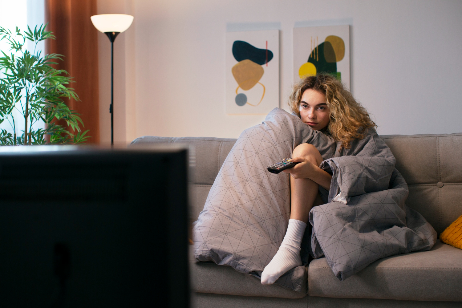 joven mirando Smart TV desde su sillón