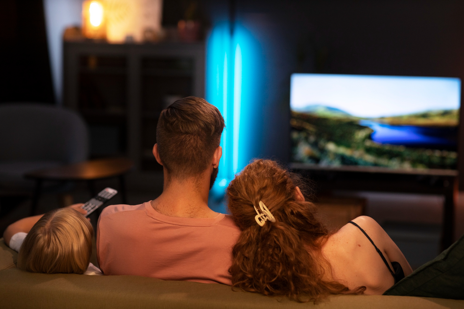 pareja mira película en Smart TV